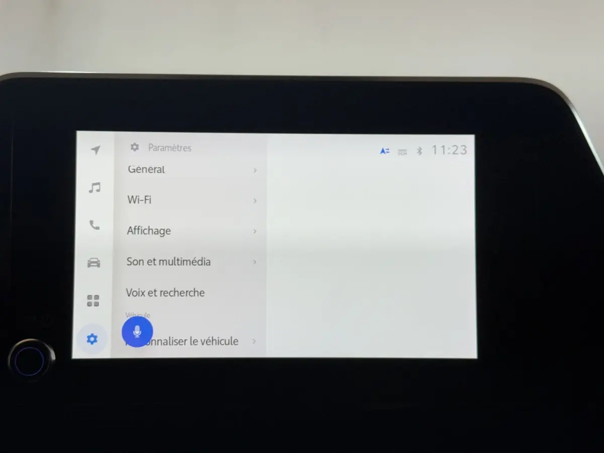 Écran tactile central affichant le menu des paramètres dans l’habitacle du Toyota C-HR gris foncé, vue de face.