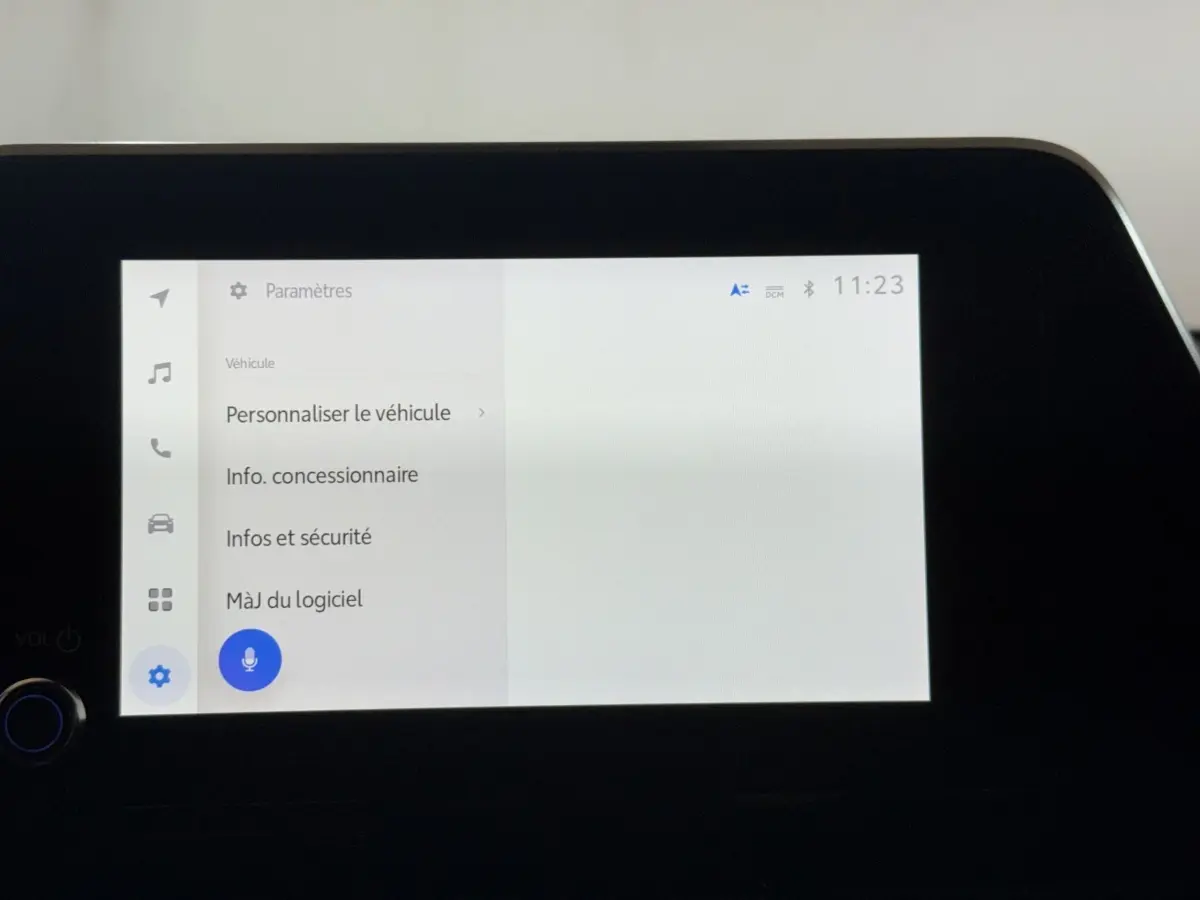 Écran tactile central du Toyota C-HR 1.8 Hybride 2022 affichant le menu des paramètres du véhicule.