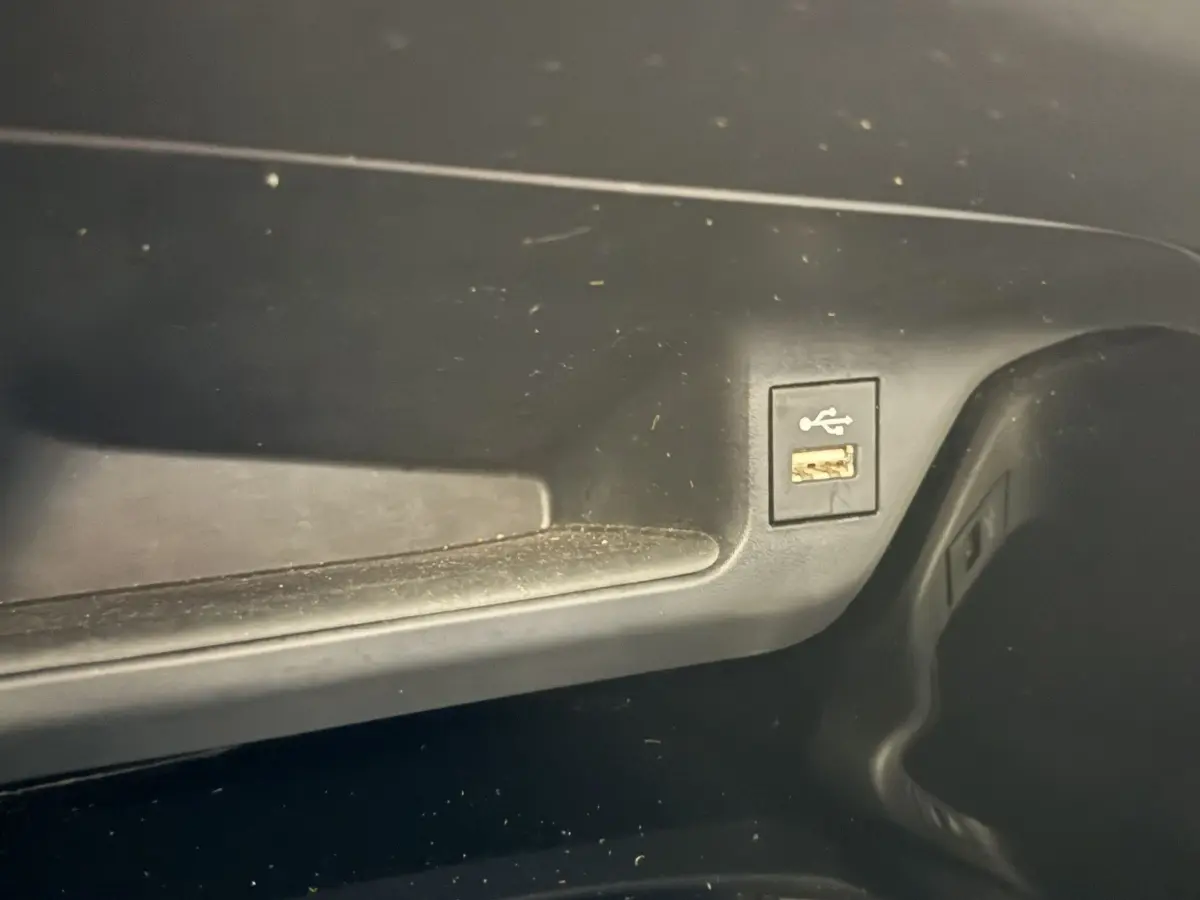 Vue rapprochée du port USB intégré dans la console centrale noire du Toyota C-HR gris foncé 2022.