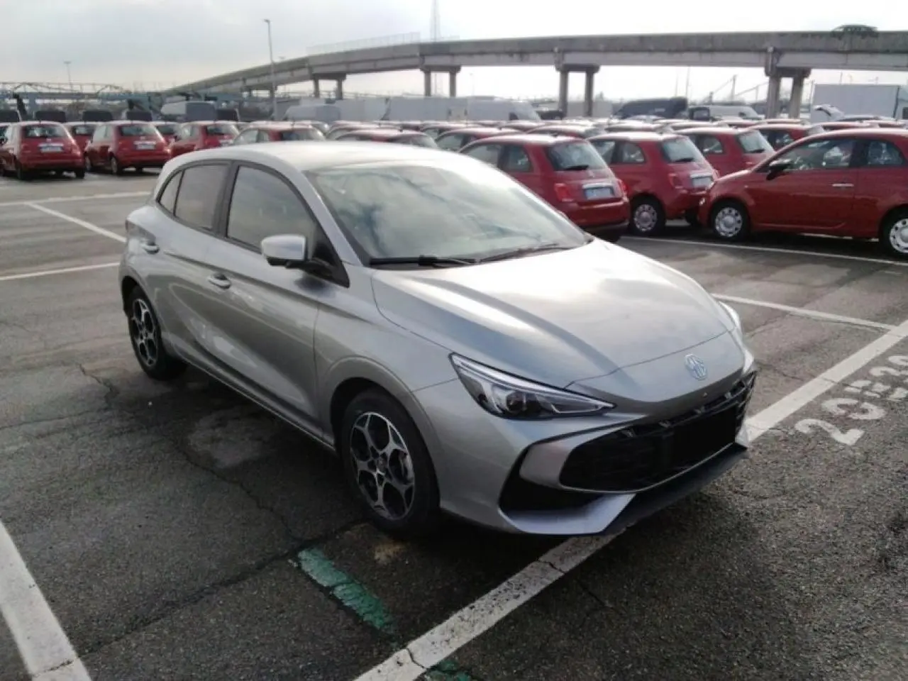 Vue 3/4 avant droite d'une MG3 1.5 Hybrid+ 195 Luxury argent métallisé avec jantes alliage et phares LED.