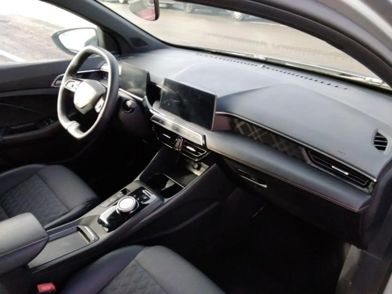 Vue intérieure côté conducteur du tableau de bord noir et écran tactile central du MG3 1.5 Hybrid+ 195 Luxury 2025.