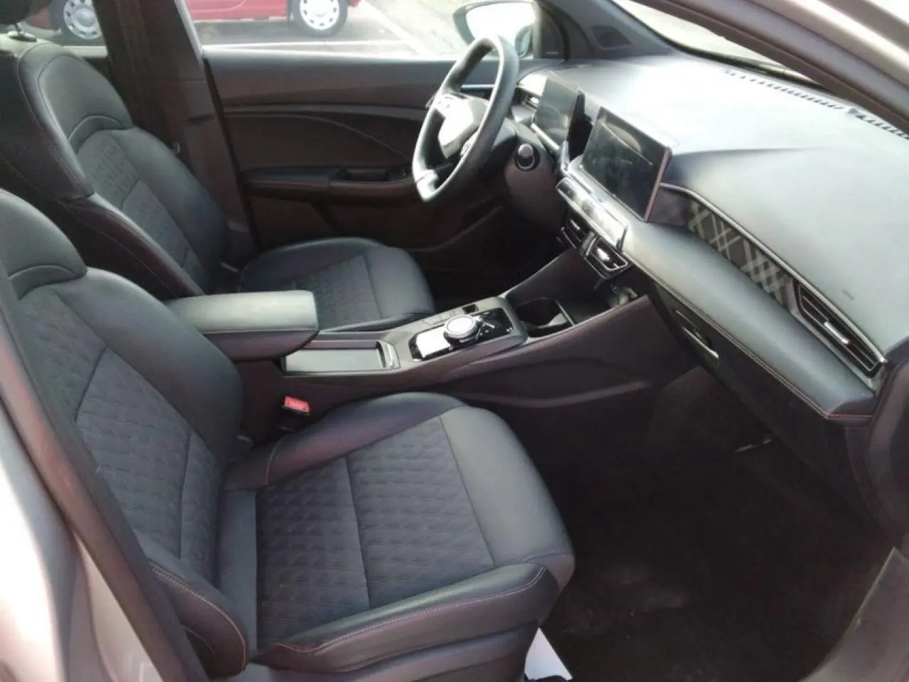 Vue intérieure côté conducteur du MG3 1.5 Hybrid+ 195 Luxury avec sellerie tissu/similicuir noire et tableau de bord moderne.