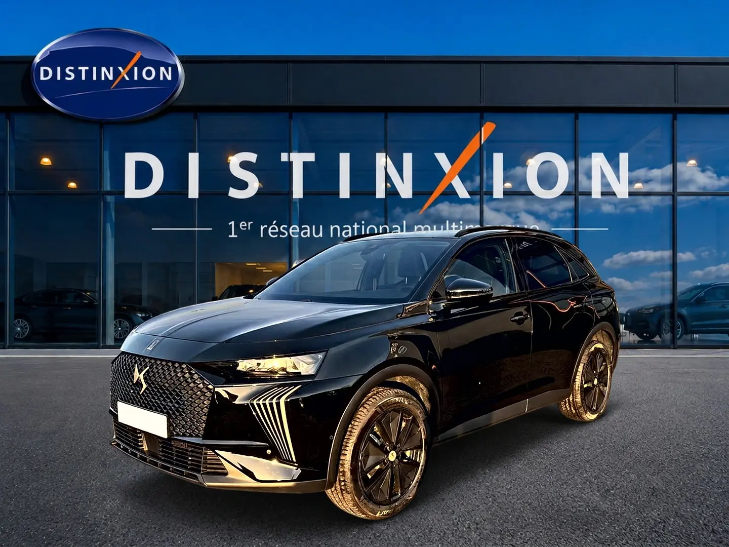 DS7 1.5 BlueHDi noir en 3/4 avant droit, avec calandre distinctive et jantes noires brillantes.