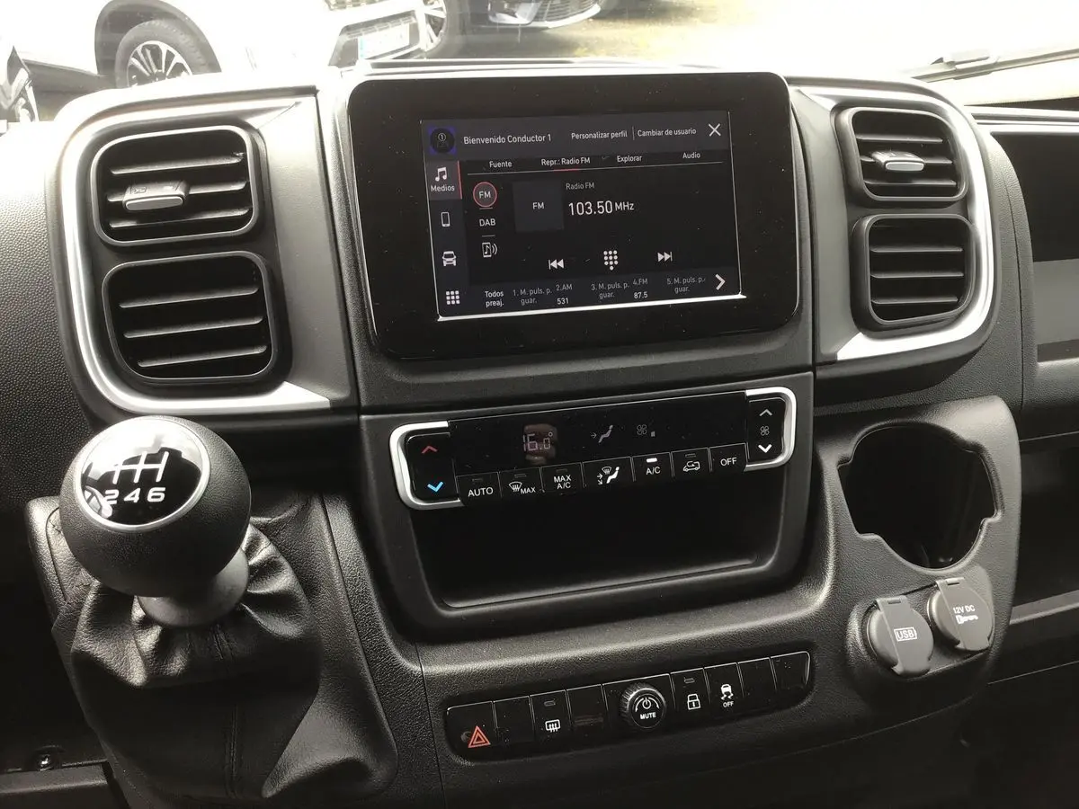 Tableau de bord du Fiat Ducato Fourgon 2023 avec écran tactile 7 pouces et levier de vitesses manuel en gros plan.