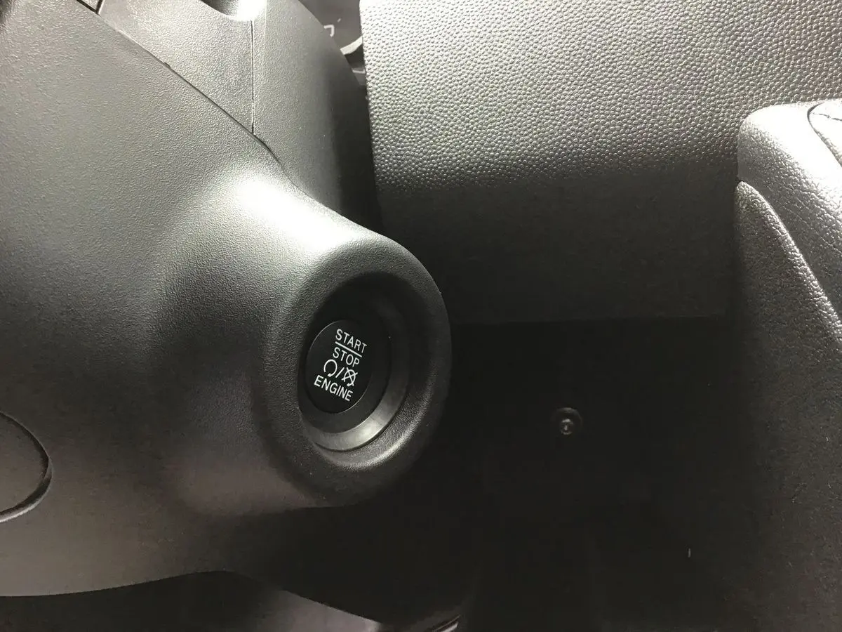 Bouton start/stop moteur en gros plan sur le tableau de bord noir du Fiat Ducato Fourgon blanc 2023.