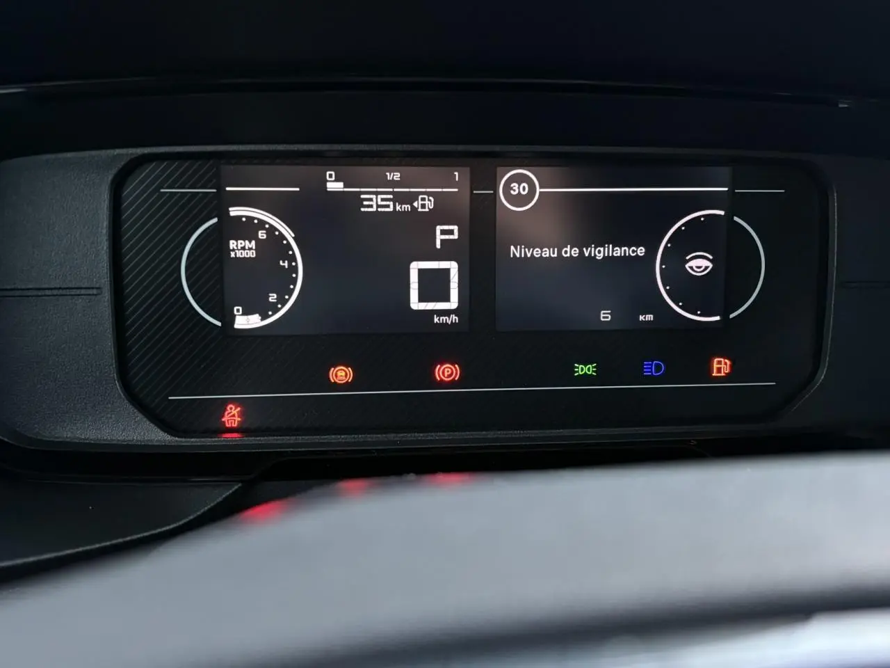 Tableau de bord numérique du Citroën Berlingo Van XL gris Artense, affichant la vigilance et la vitesse à l'arrêt.