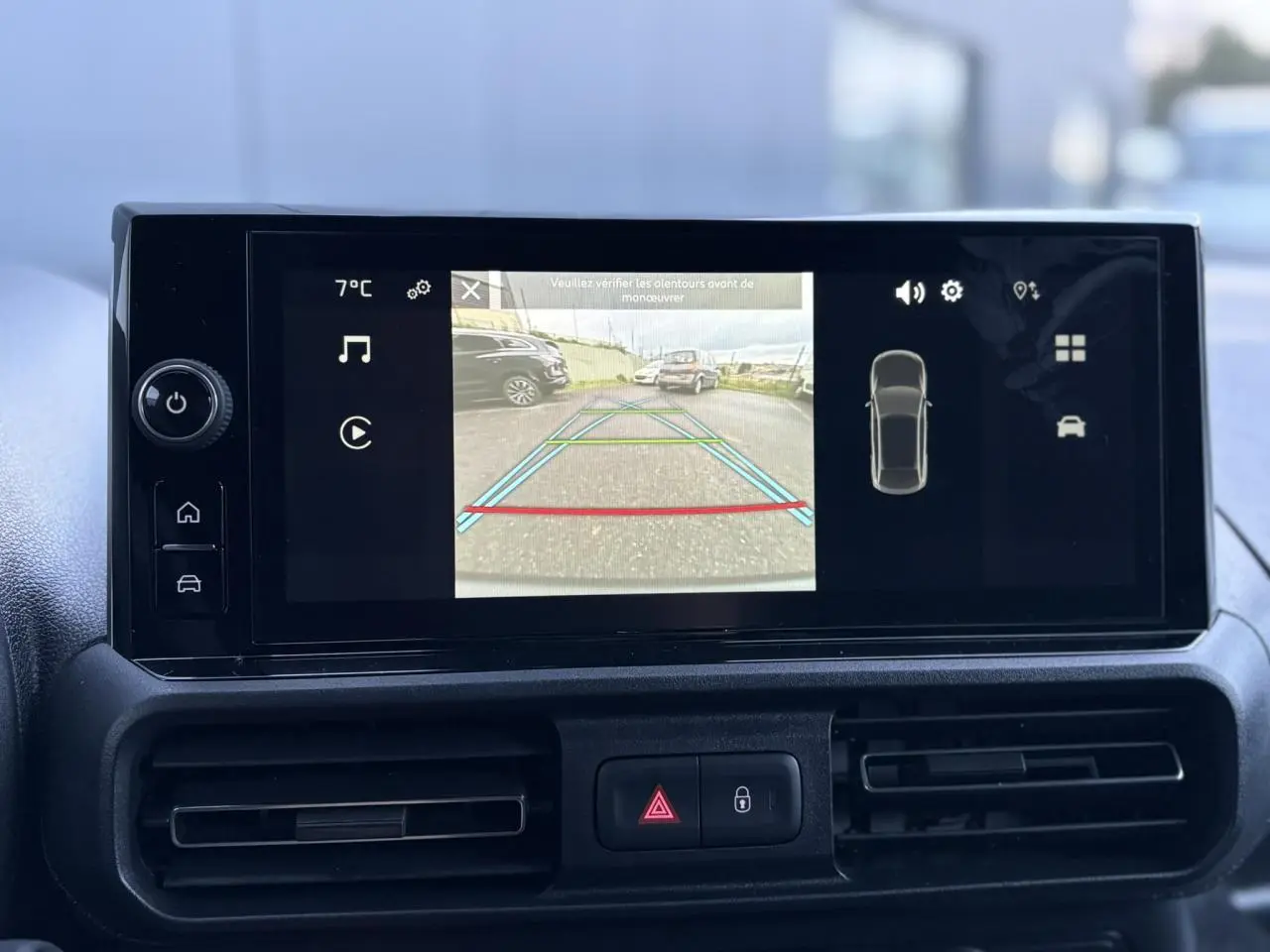 Écran tactile central du Citroën Berlingo 2025 montrant la caméra de recul avec guidage coloré.