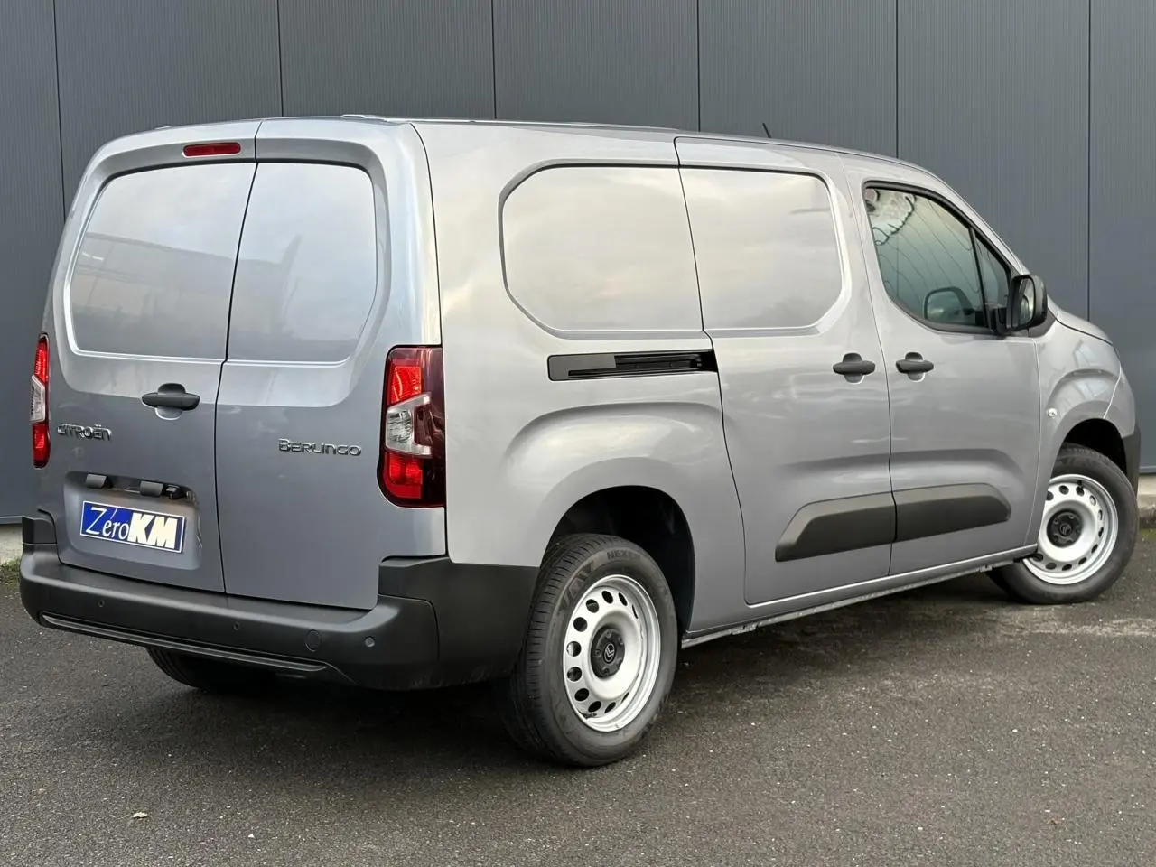 Vue 3/4 arrière droite du Citroën Berlingo Van XL gris Artense avec portes battantes et jantes tôles blanches.