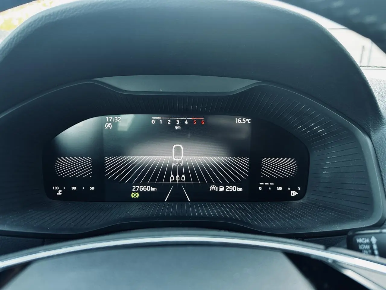 Vue rapprochée du tableau de bord digital noir du Skoda Karoq 2024 affichant la vitesse et l'autonomie.