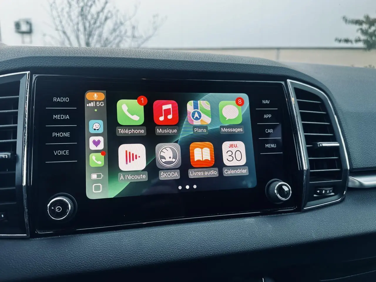 Écran tactile central du tableau de bord du Skoda Karoq 2024 avec interface Apple CarPlay affichée.