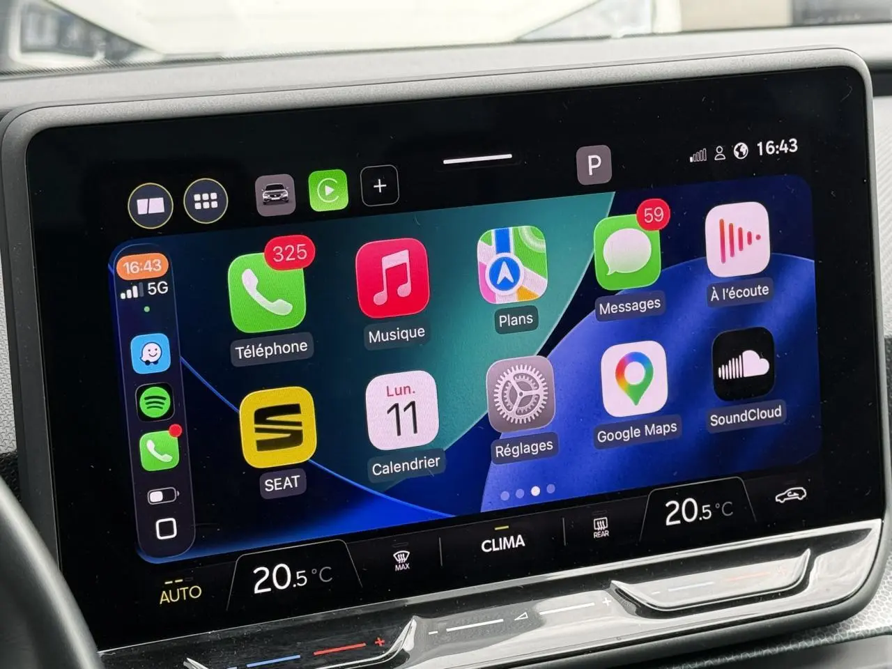 Écran tactile central de la SEAT LEON 2025 affichant les applications connectées avec interface colorée et moderne.