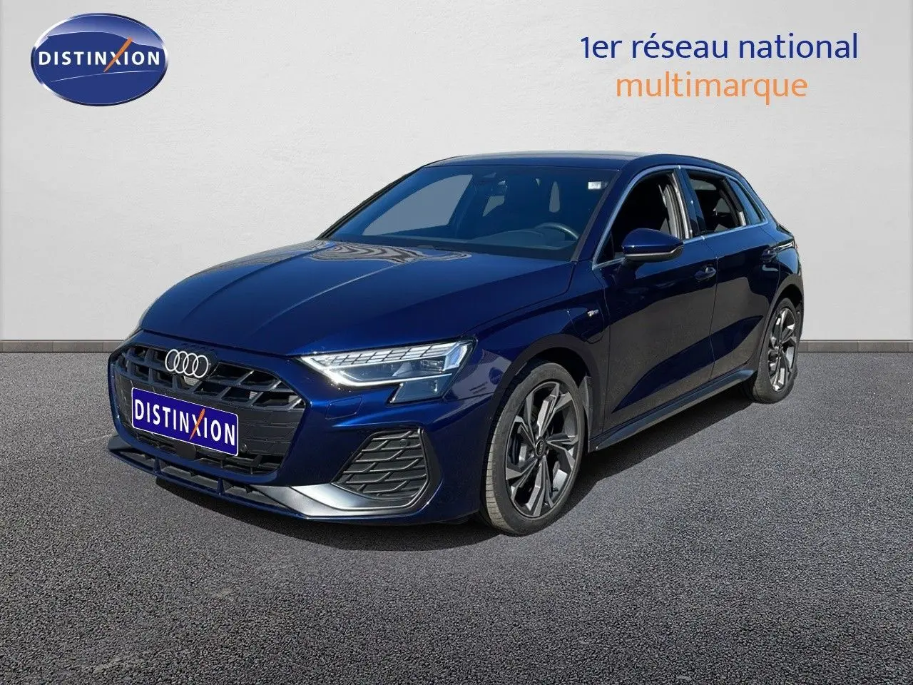 Audi A3 Sportback bleu Navarre métal vue 3/4 avant droit, mettant en valeur ses optiques LED et jantes alliage.