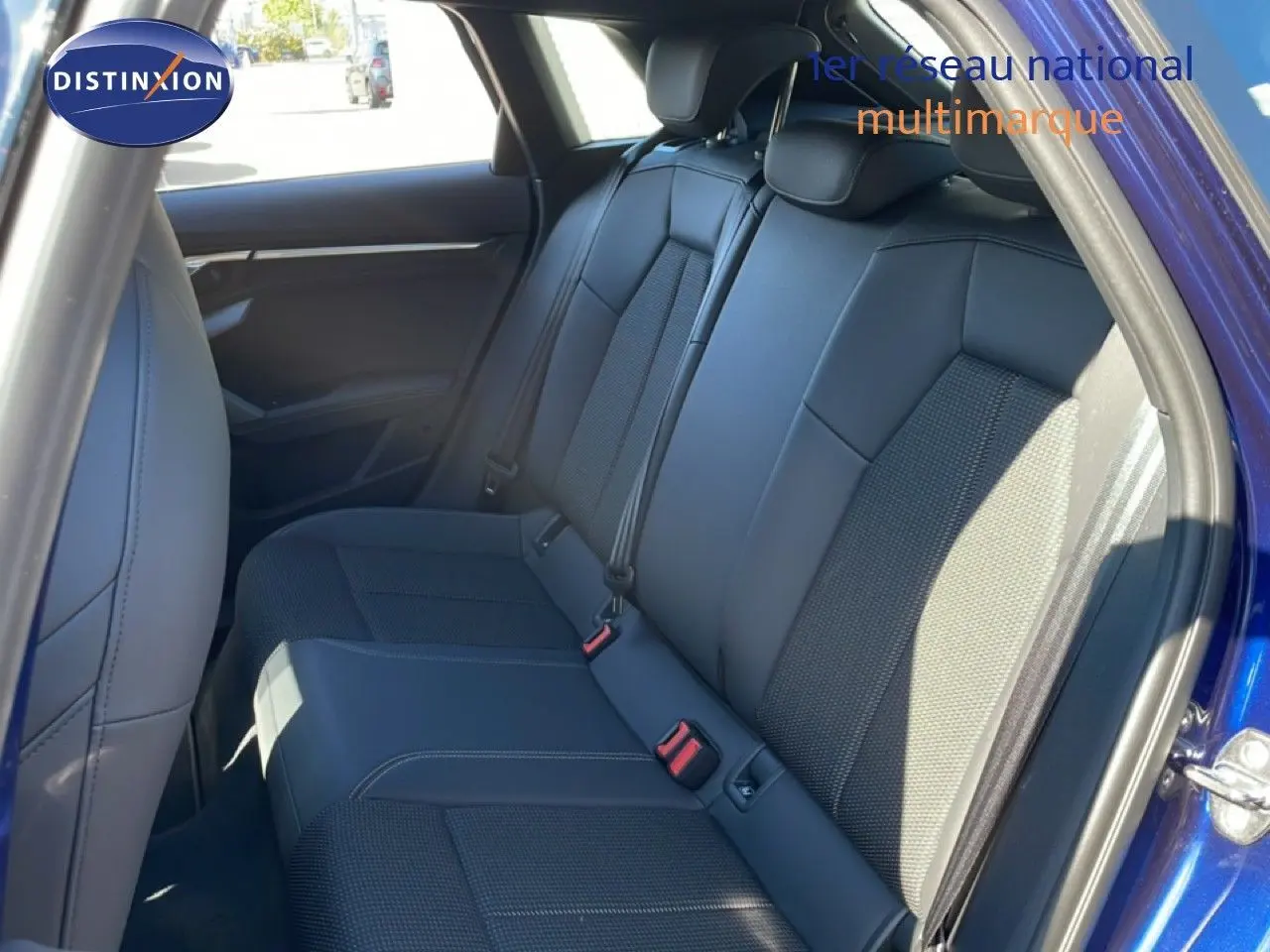Vue intérieure côté droit des sièges arrière en tissu gris noir de l'Audi A3 Sportback 40 TFSIe bleu Navarre 2025.