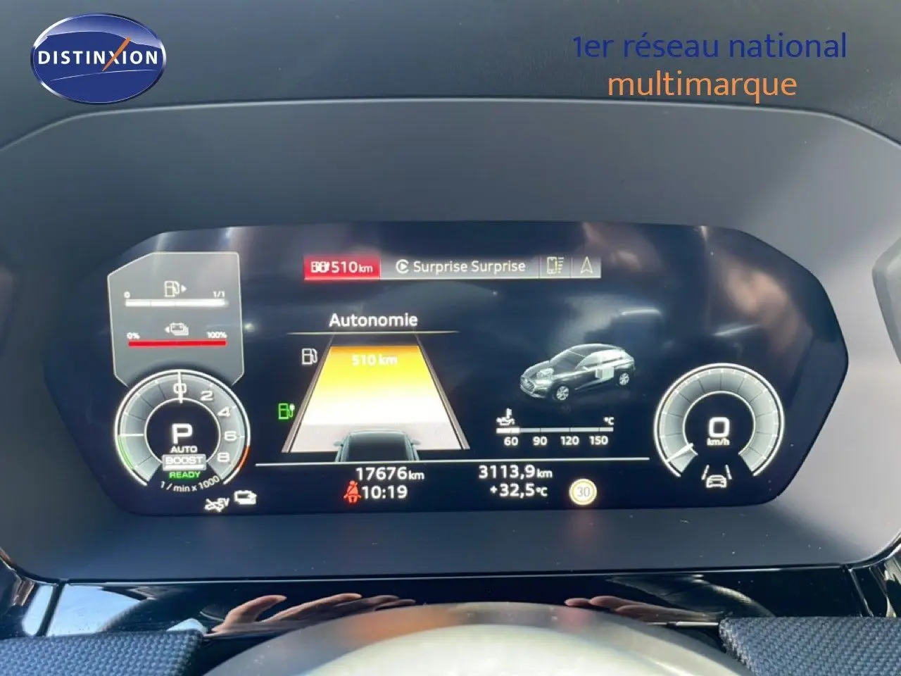 Vue rapprochée du tableau de bord numérique de l'Audi A3 Sportback 2025, affichant l'autonomie et les indicateurs.