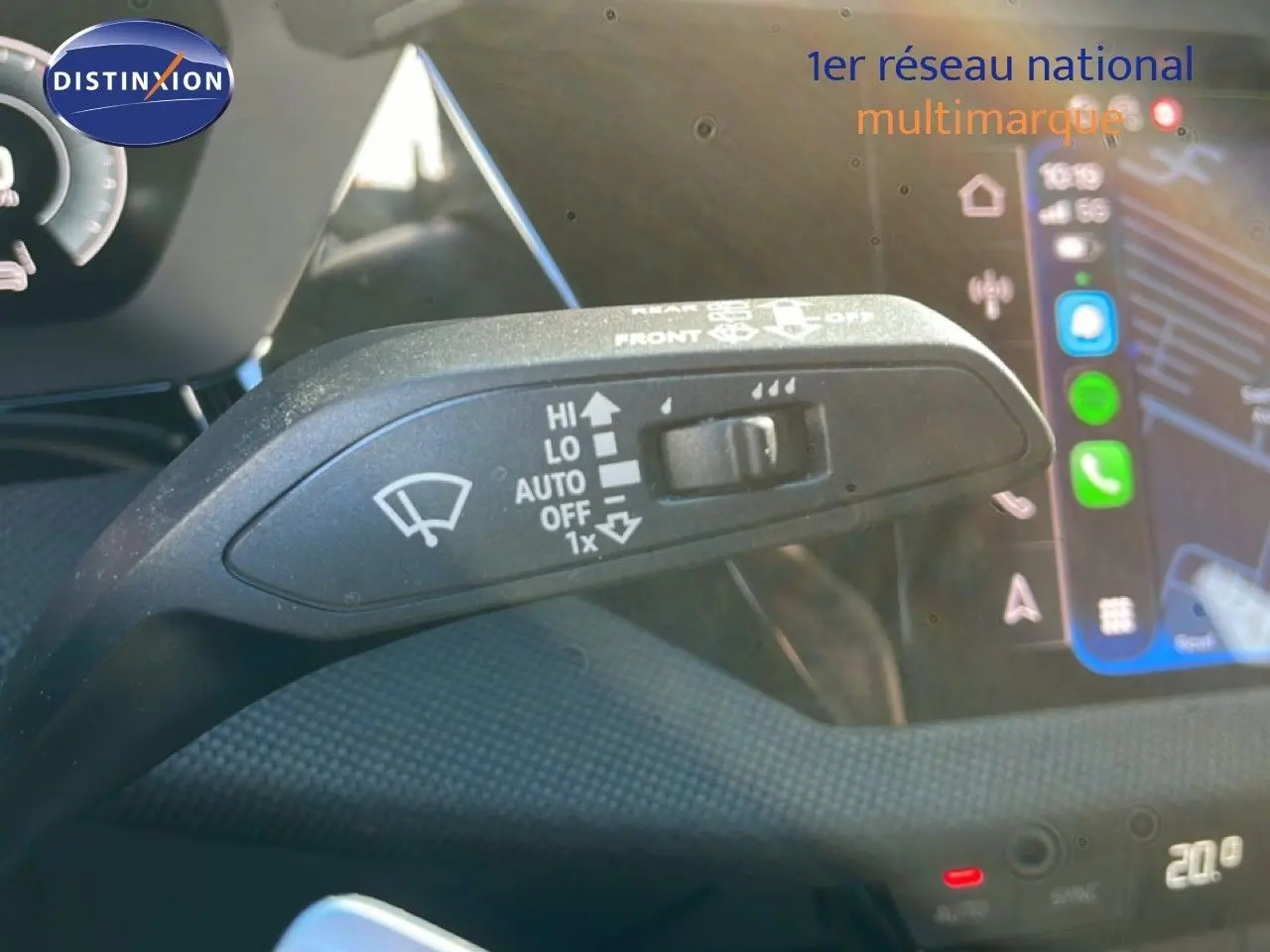 Gros plan sur la commande d’essuie-glace à gauche du volant dans l’habitacle d’un Audi A3 Sportback bleu Navarre 2025.