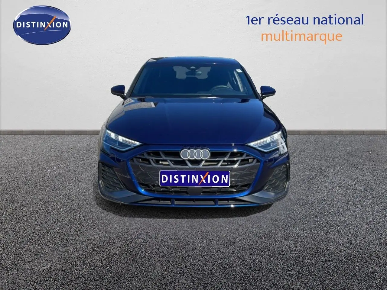 Vue frontale d'une Audi A3 Sportback 40 TFSIe S-Line bleu Navarre métallisé, avec calandre distinctive et phares LED allumés.