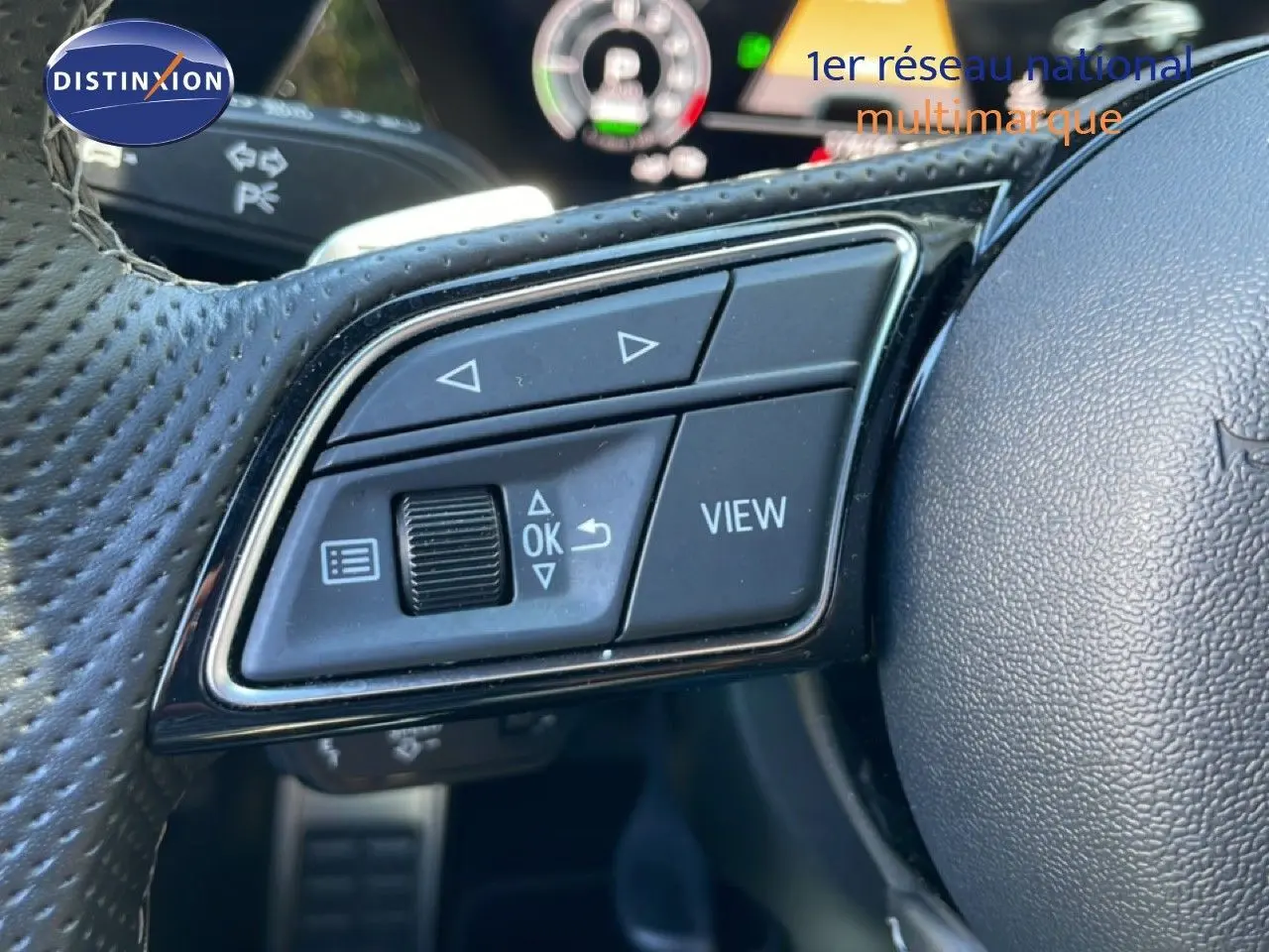 Gros plan sur les commandes au volant en cuir noir perforé de l’Audi A3 Sportback 40 TFSIe 2025.