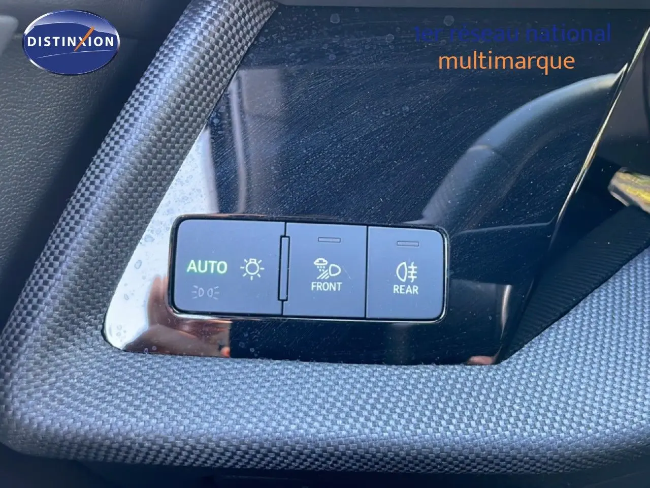 Gros plan sur les commandes d’éclairage automatiques et antibrouillard dans l’habitacle de l’Audi A3 Sportback bleu Navarre.