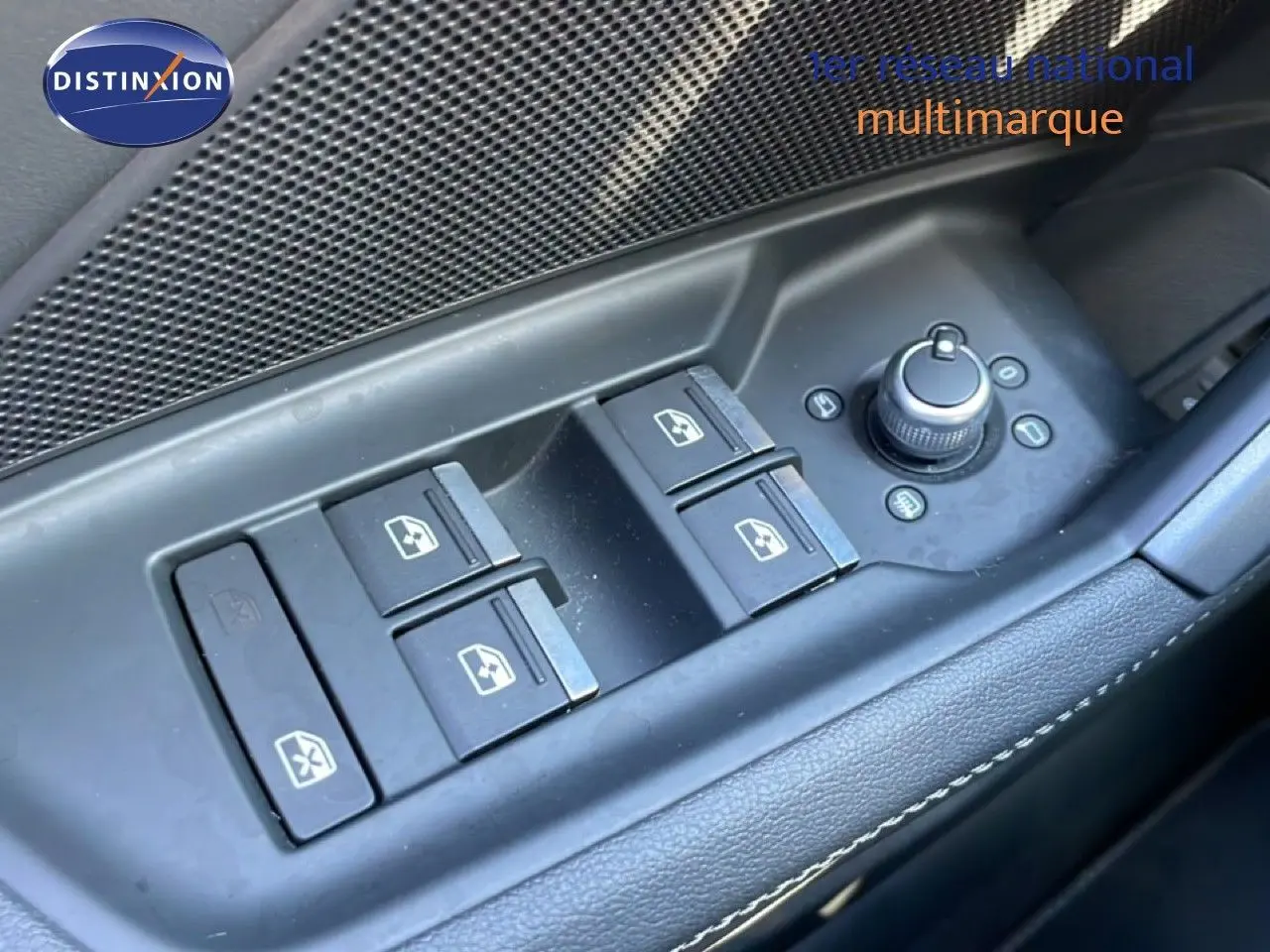 Gros plan sur les commandes de lève-vitres et réglage des rétroviseurs côté conducteur d’une Audi A3 Sportback 2025.
