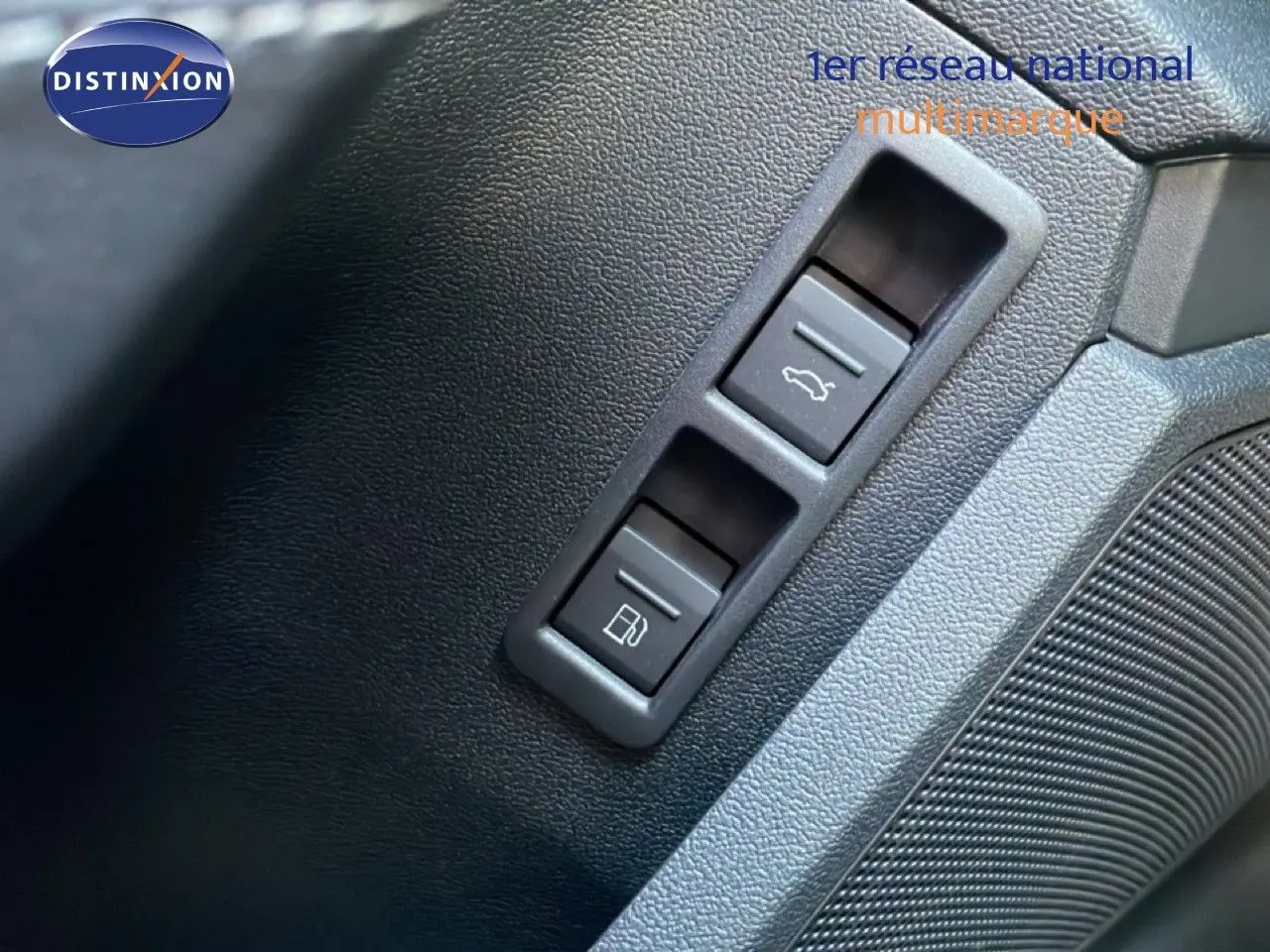 Détail des boutons d'ouverture du coffre et de la trappe à carburant sur la porte intérieure d'une Audi A3 Sportback bleu Navarre.