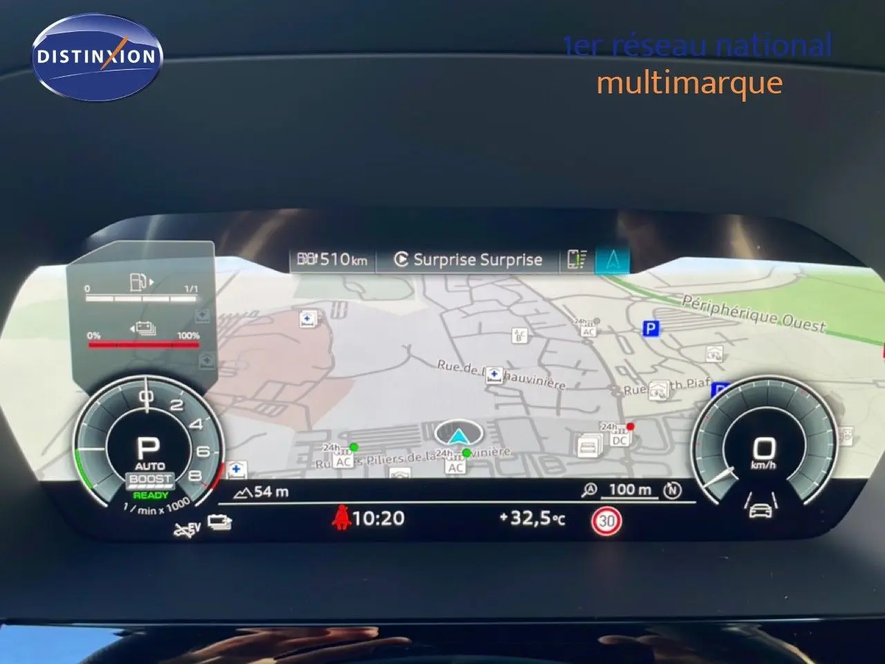Vue du tableau de bord numérique de l'Audi A3 Sportback 2025, affichant la navigation et les informations de conduite.