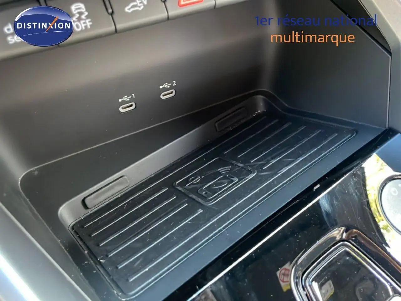 Gros plan sur la zone de recharge sans fil et ports USB-C de l’Audi A3 Sportback bleu Navarre 2025, intérieur noir.