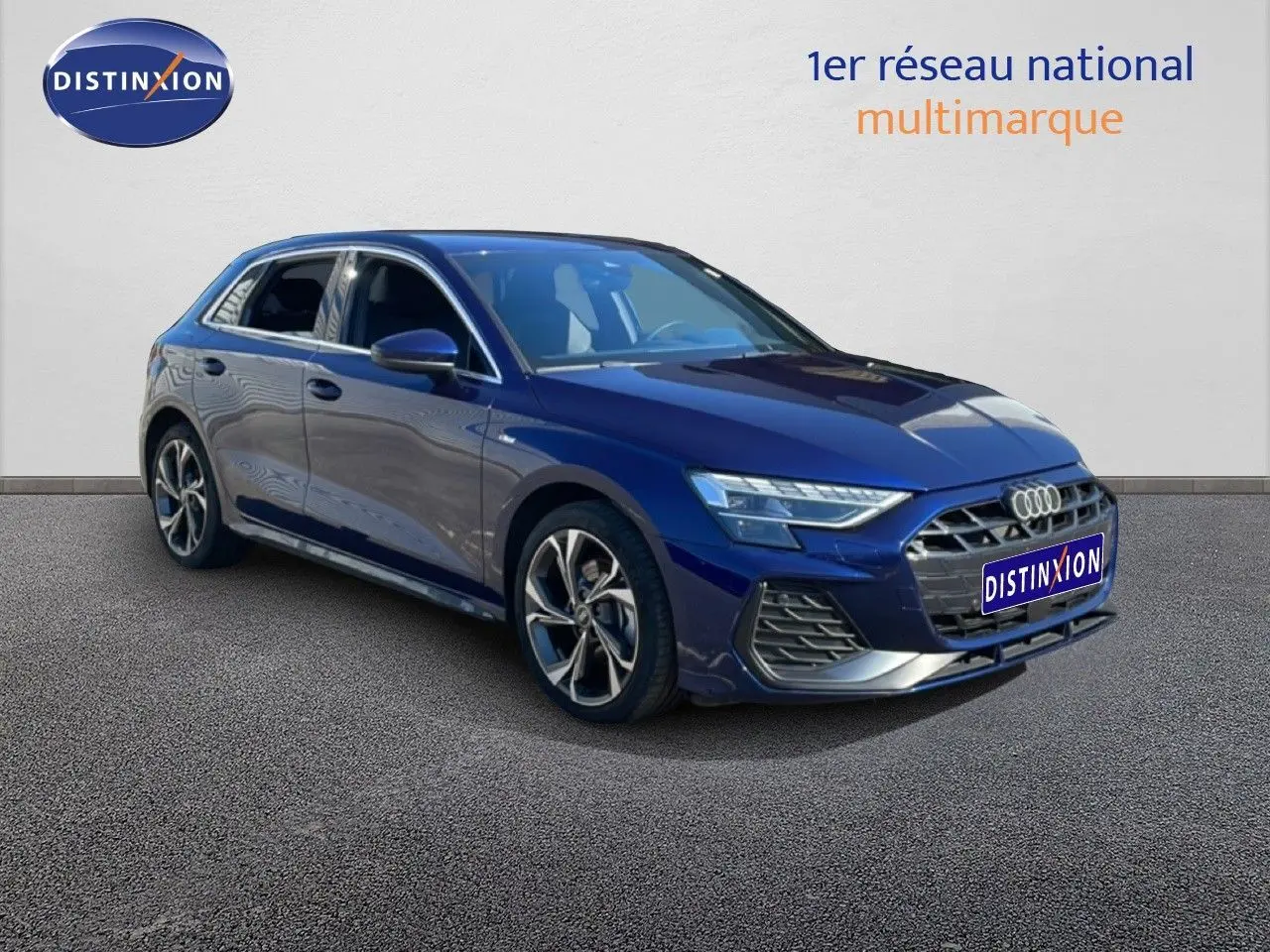 Audi A3 Sportback bleu Navarre métal en 3/4 avant droit, mettant en valeur sa calandre et ses jantes distinctives.