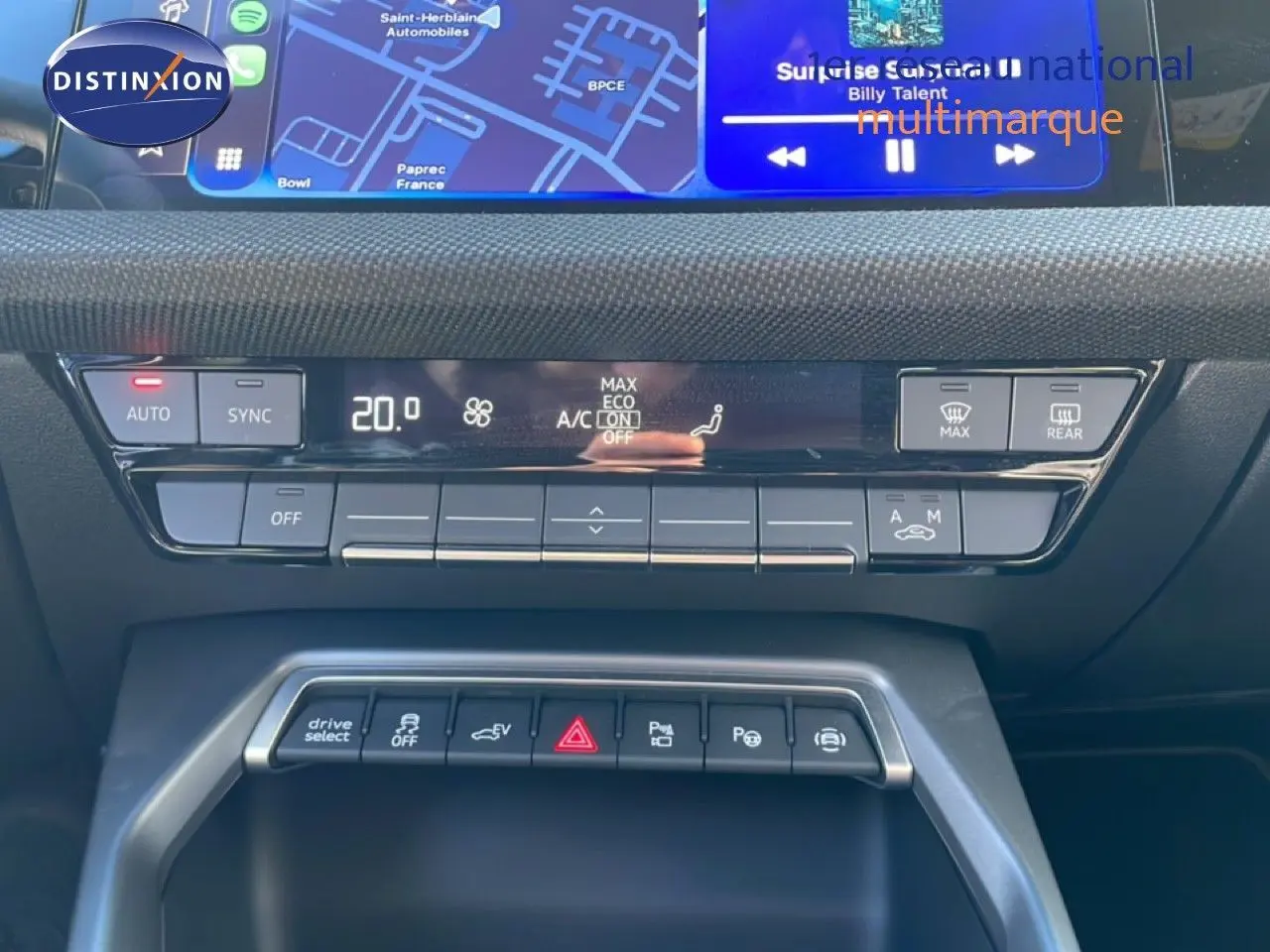 Vue rapprochée de la console centrale de l'Audi A3 Sportback 2025, affichant la climatisation et les commandes de conduite.