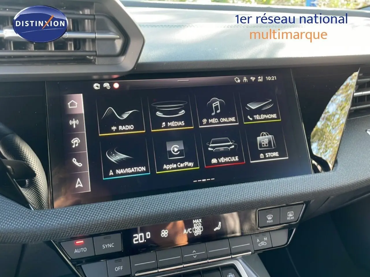 Vue rapprochée de l’écran tactile central de l’Audi A3 Sportback 2025 avec interface multimédia et commandes climatisation.