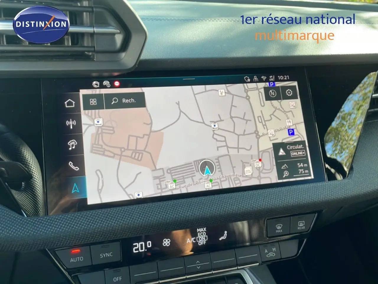 Vue rapprochée de l’écran tactile central de l’Audi A3 Sportback 2025 avec affichage GPS et commandes climatiques.