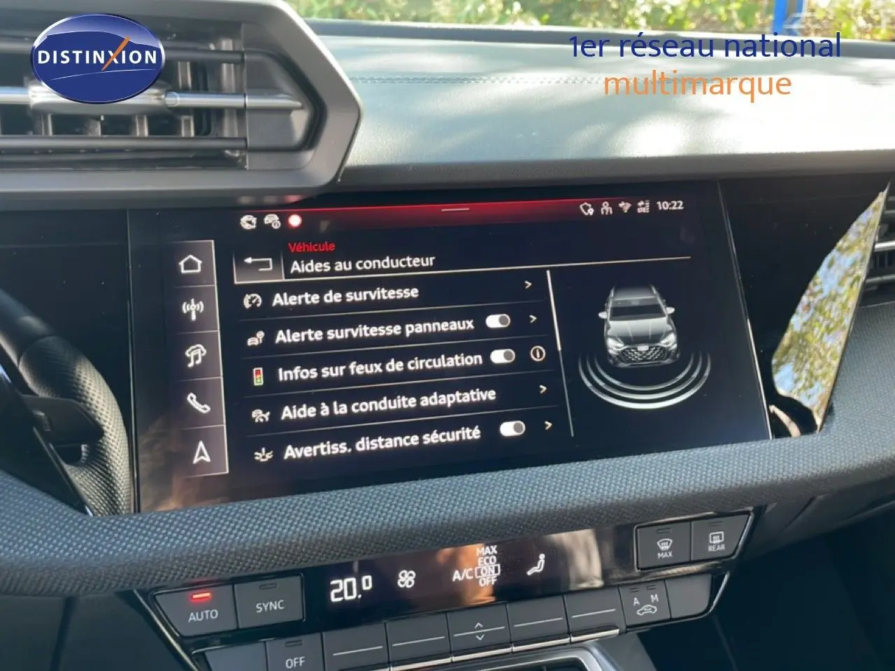 Vue intérieure du tableau de bord de l’Audi A3 Sportback 40 TFSIe, écran tactile affichant les aides à la conduite.