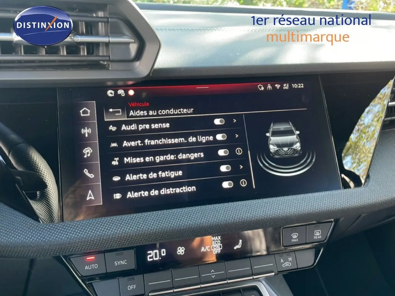 Écran tactile intérieur de l’Audi A3 Sportback 40 TFSIe 2025 affichant les aides à la conduite, finition S-line.