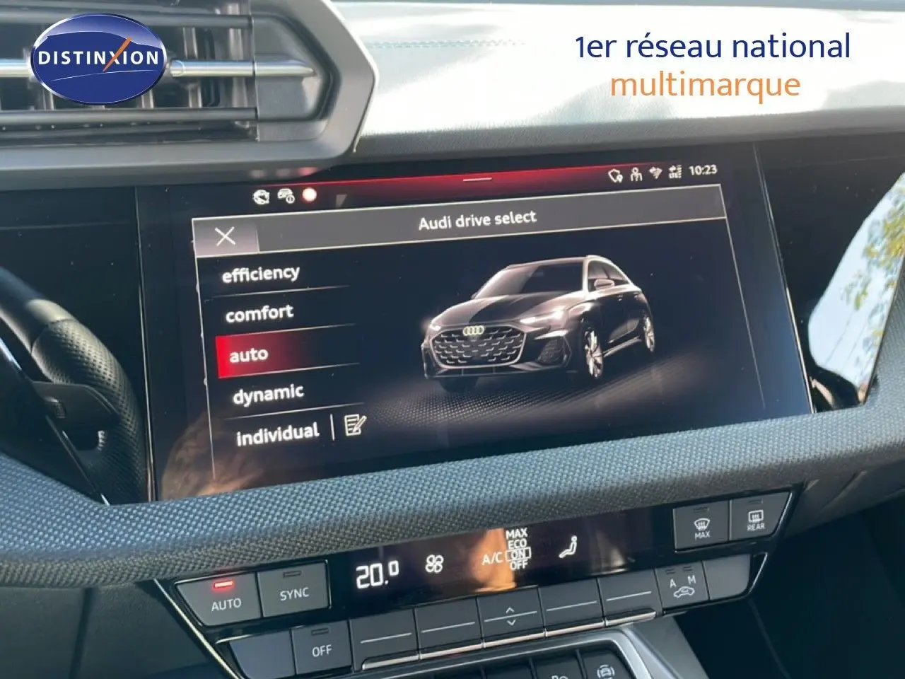 Écran central intérieur montrant les modes de conduite d'une Audi A3 Sportback 40 TFSIe en vue avant stylisée.