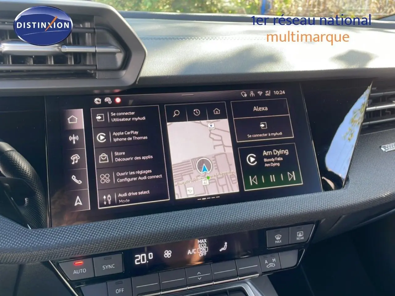 Vue rapprochée de l’écran tactile central de l’Audi A3 Sportback 2025 bleu Navarre, affichant navigation et commandes multimédia.