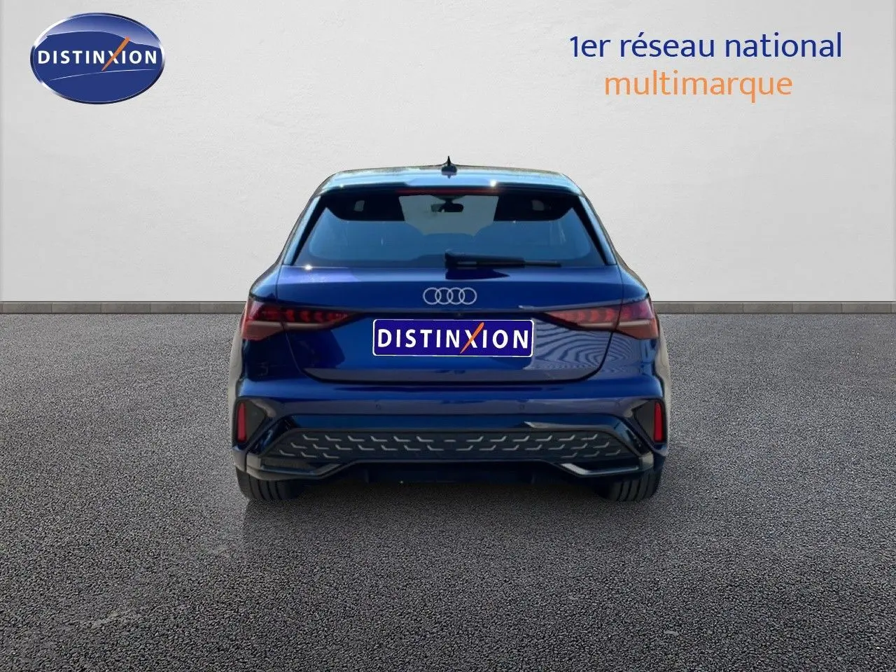 Vue arrière d'une Audi A3 Sportback 40 TFSIe hybride rechargeable en bleu Navarre métal, avec logo et feux LED distinctifs.