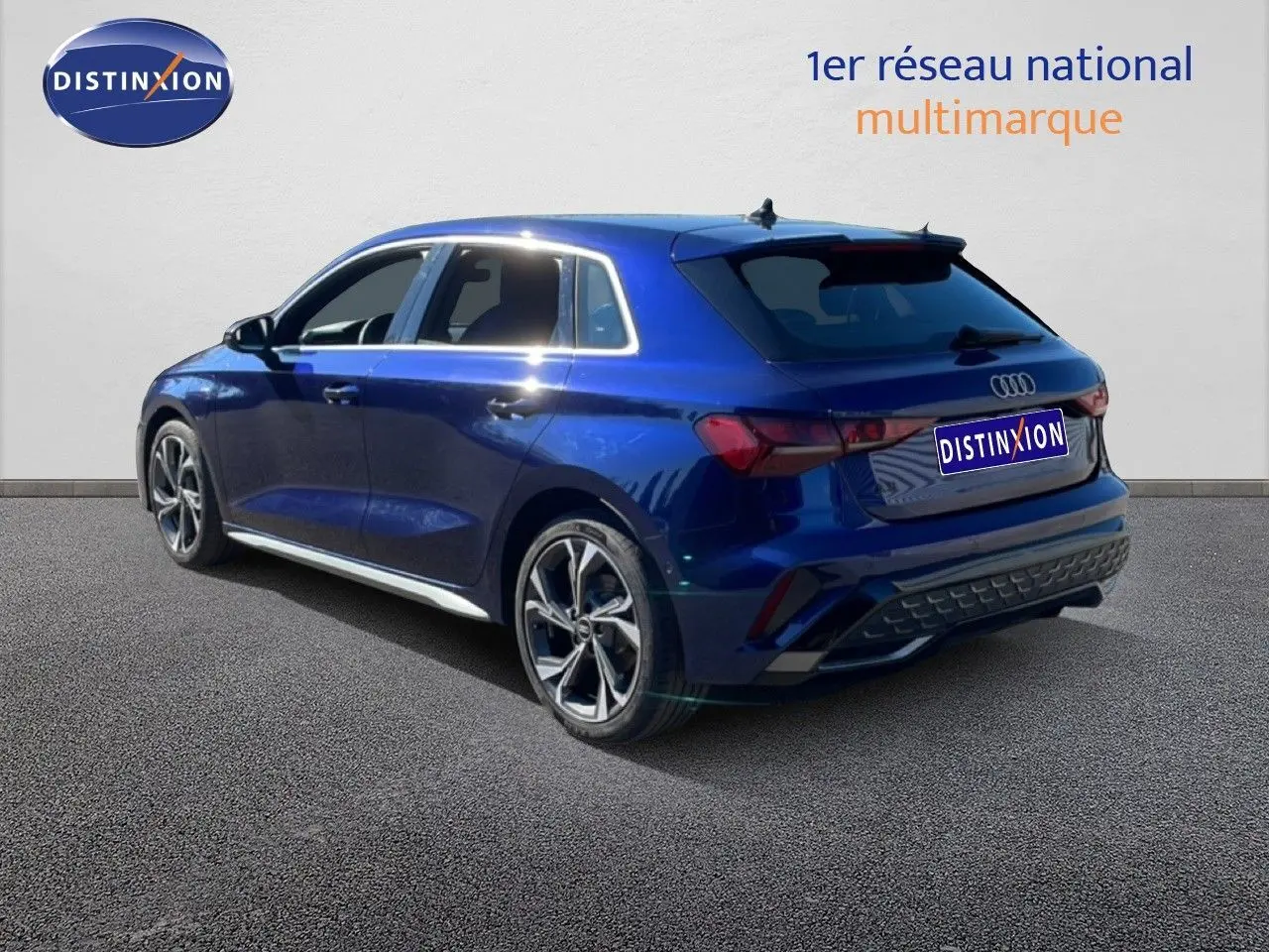 Audi A3 Sportback bleu Navarre métal vue 3/4 arrière droit, avec jantes alliage et finition S-Line.