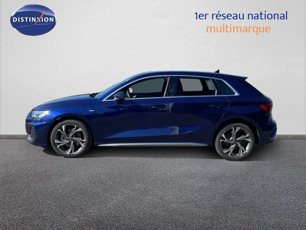 Audi A3 Sportback 40 TFSIe bleu Navarre métal vue de profil côté gauche sur fond clair.