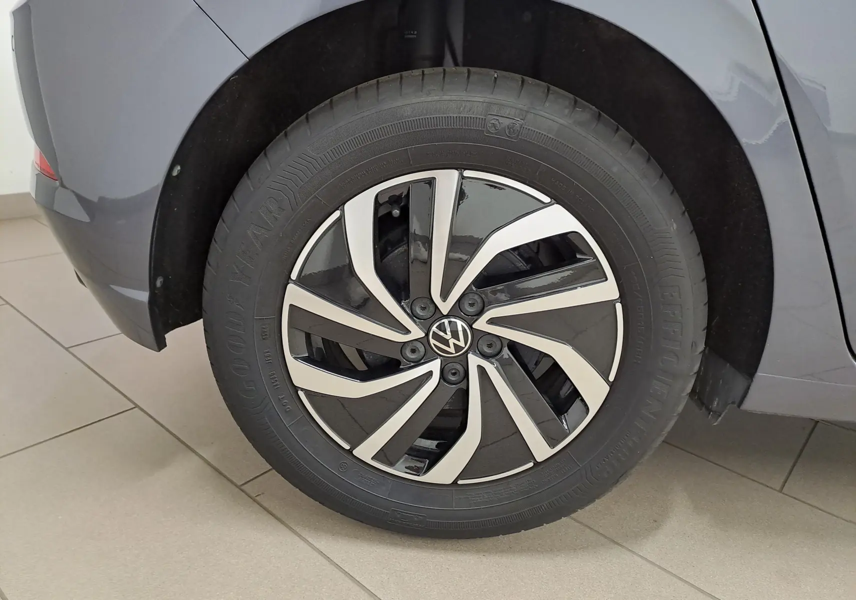 Gros plan sur la roue arrière droite gris cendre d'une Volkswagen Polo 2025 avec jante alliage bicolore distinctive.