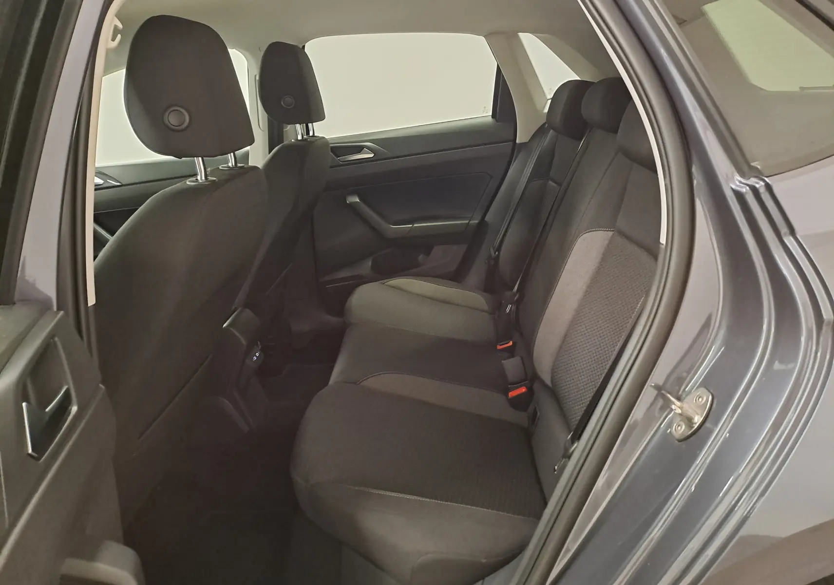 Vue intérieure côté droit sur les sièges arrière noirs d'une Volkswagen Polo gris cendre 2025, version VW Edition.