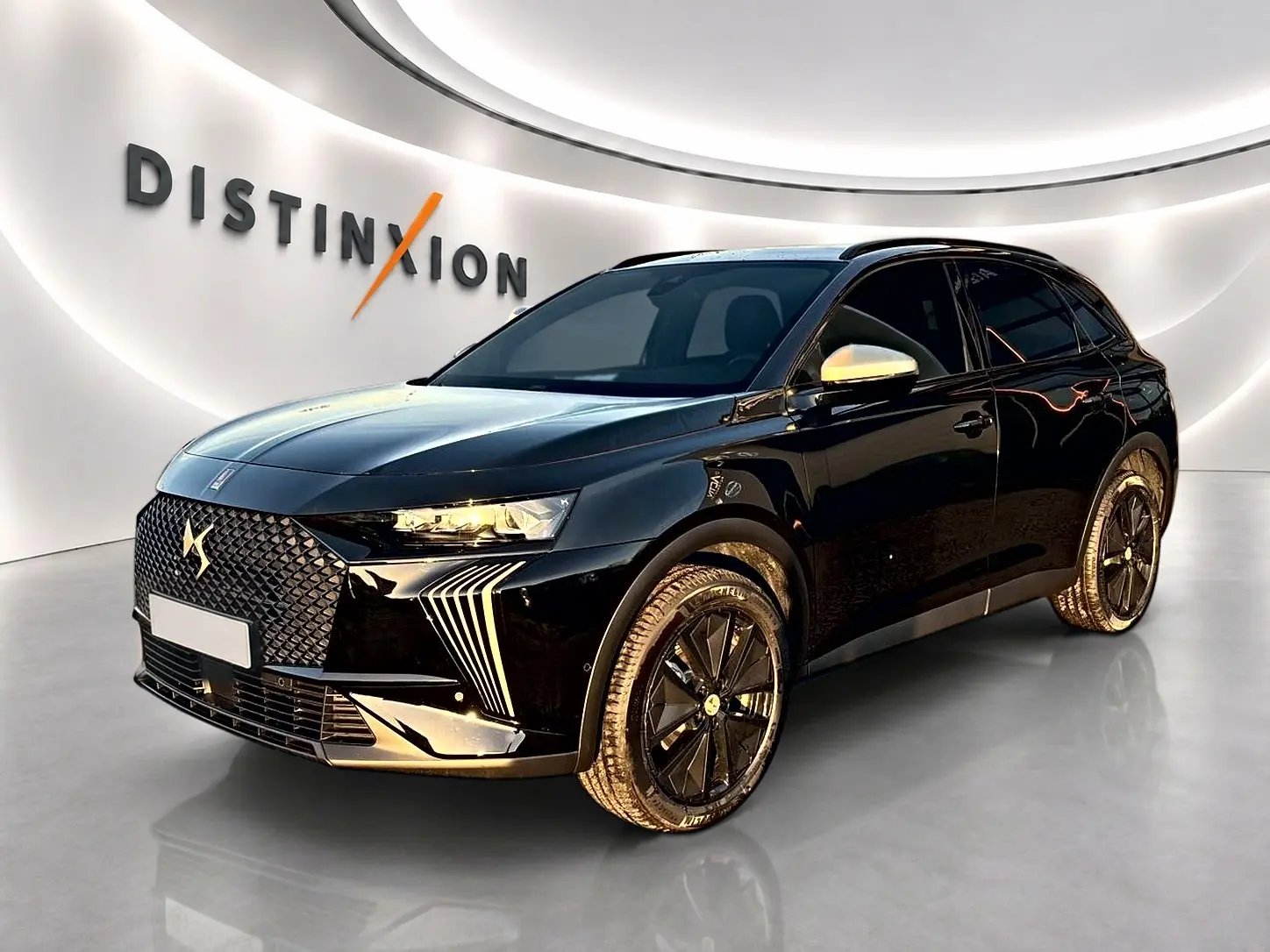 DS7 1.5 BlueHDi 130 noir en 3/4 avant droit, avec calandre distinctive et jantes noires brillantes.
