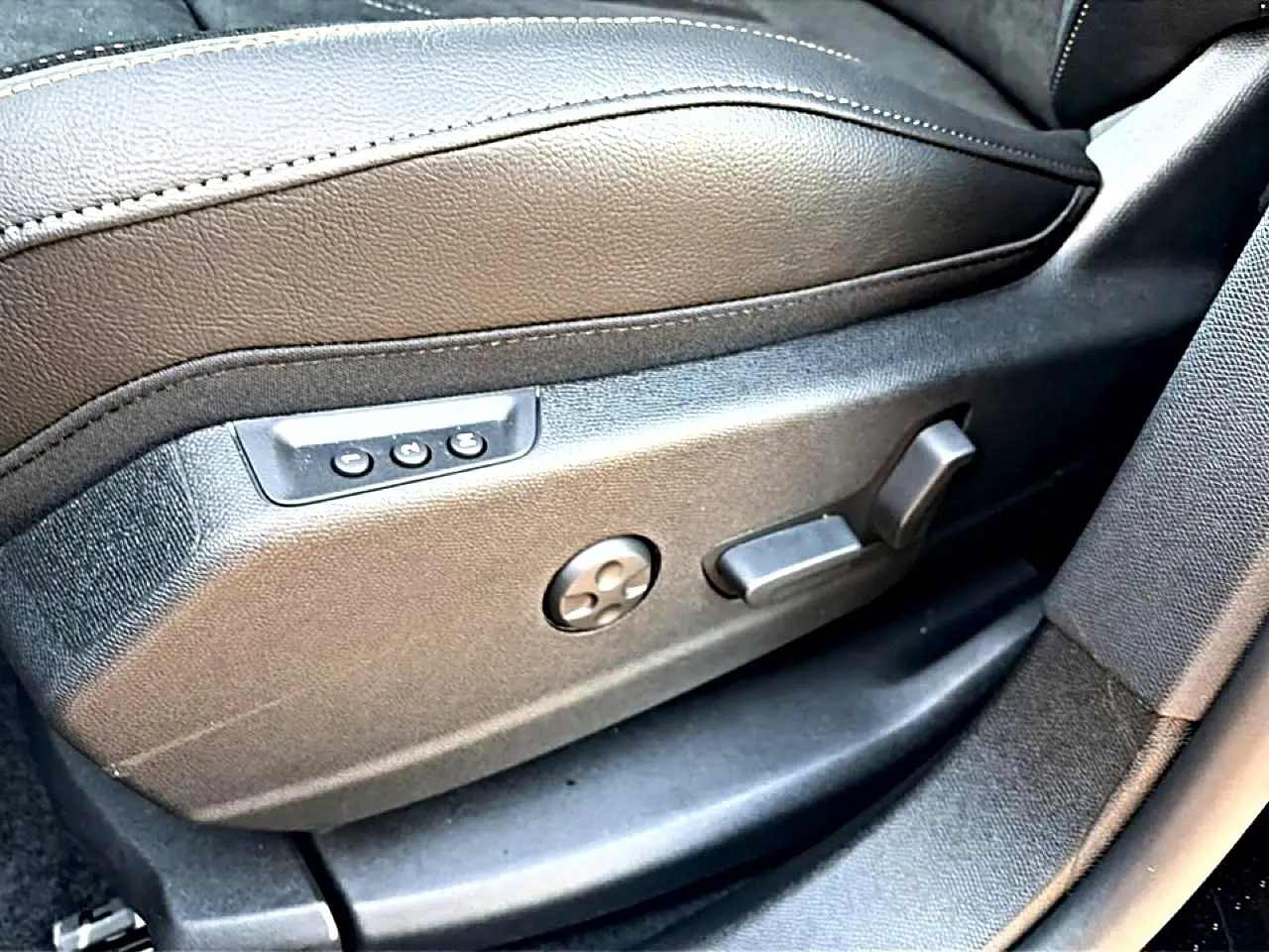 Gros plan sur les commandes électriques du siège conducteur noir du DS7 1.5 BlueHDi 130 Performance Line 2026.