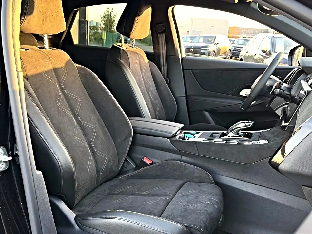 Intérieur avant du DS7 1.5 BlueHDi noir, vue côté gauche montrant sièges en cuir et alcantara avec surpiqûres décoratives.