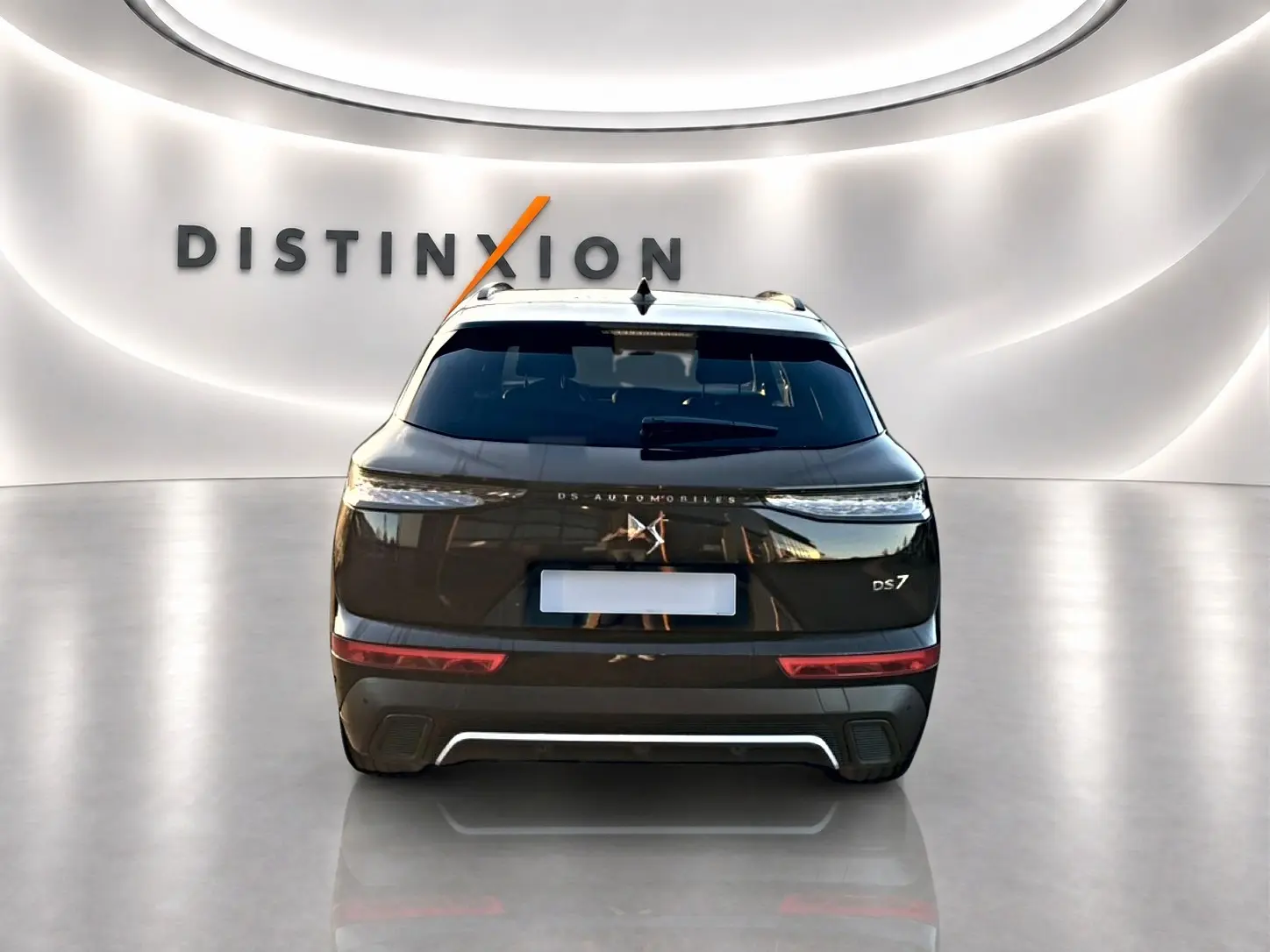 Vue arrière d'un DS7 noir 2026 avec feux arrière LED et double sortie d'échappement intégrée au pare-chocs.
