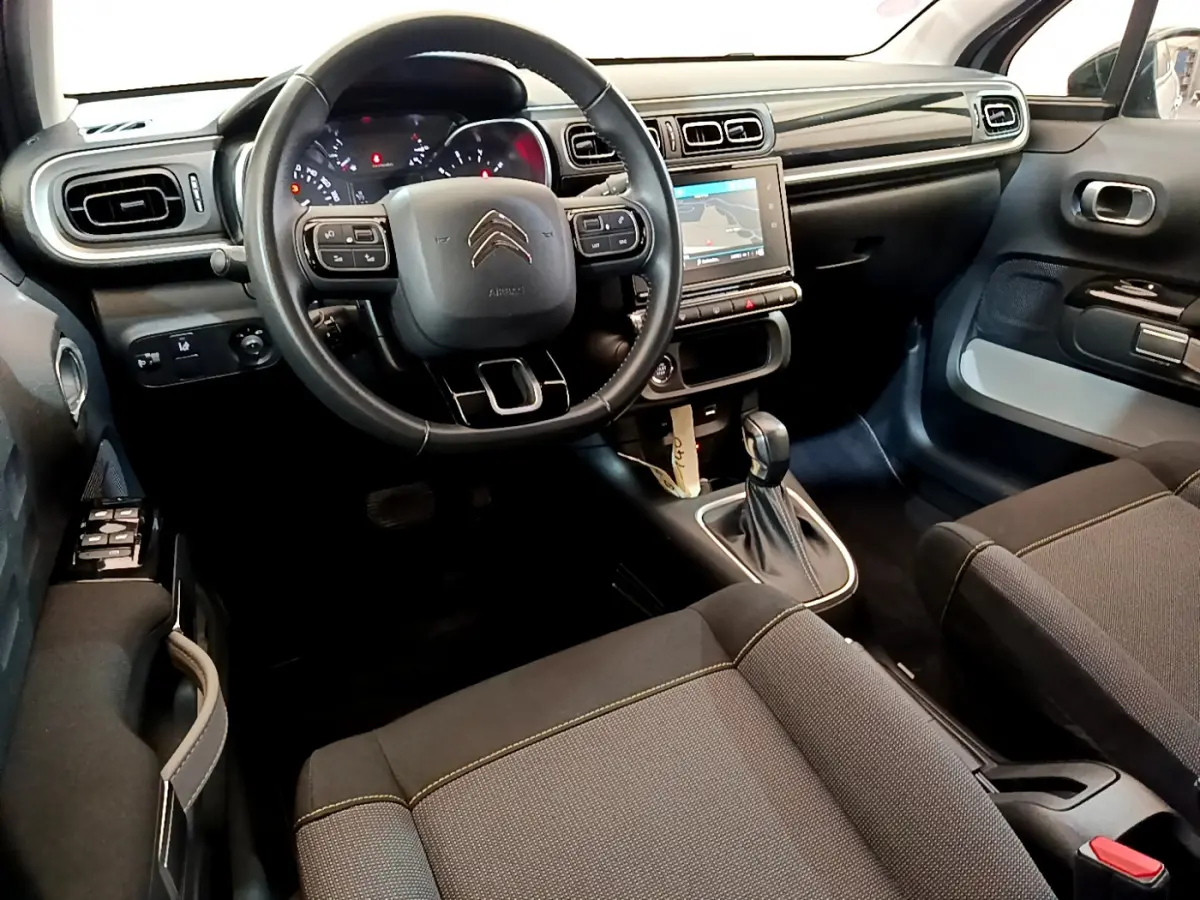 Intérieur avant de la Citroën C3 gris clair 2019, vue côté conducteur sur le tableau de bord et volant multifonctions cuir.