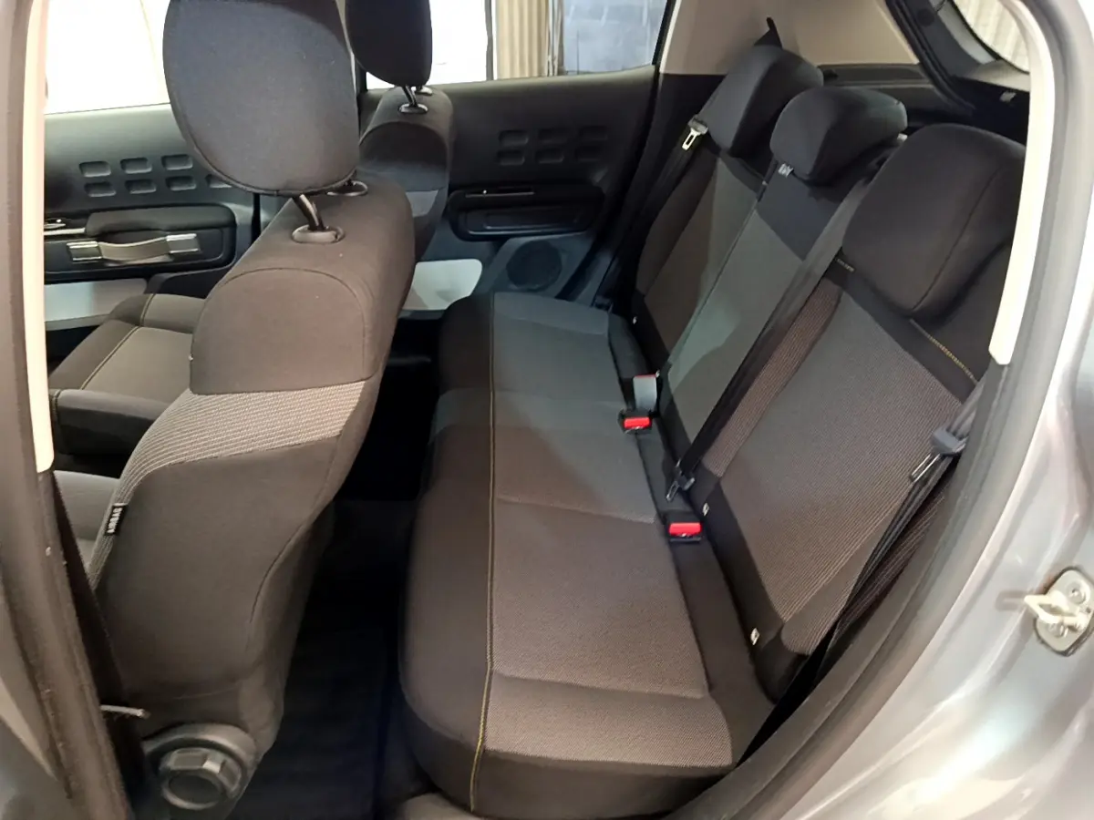 Vue intérieure côté droit sur la banquette arrière gris foncé de la Citroën C3 PureTech 110 Shine Business 2019.