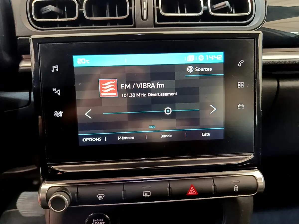 Écran tactile central affichant la radio FM dans l'habitacle noir de la Citroën C3 PureTech 2019.