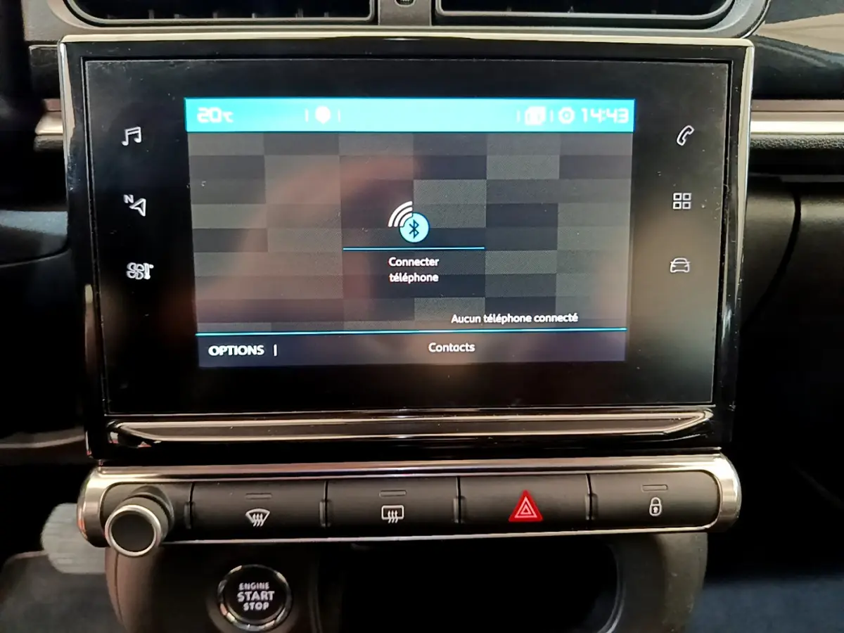 Écran tactile central allumé avec interface Bluetooth sur le tableau de bord noir de la Citroën C3 gris clair 2019.