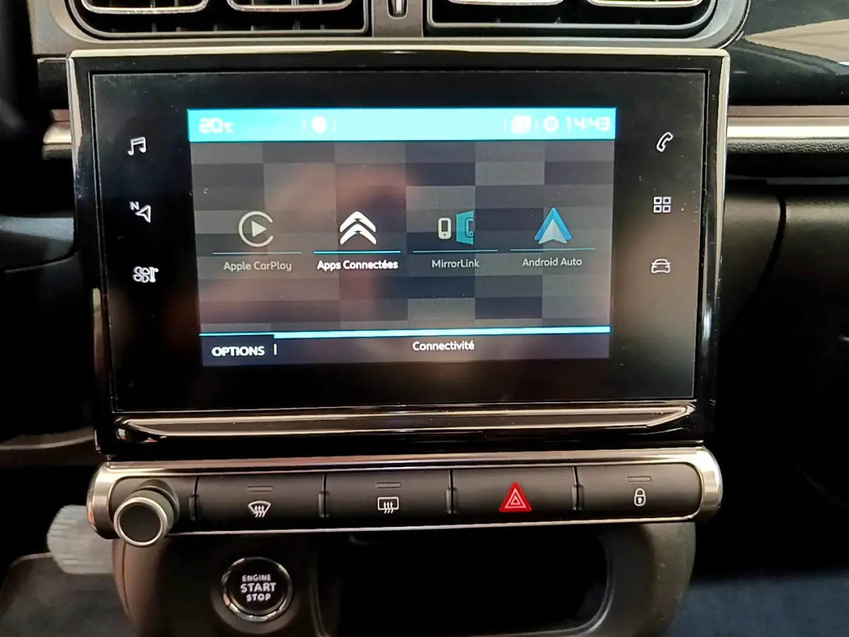 Écran tactile central affichant Apple CarPlay et Android Auto dans l'habitacle d'une Citroën C3 gris clair.