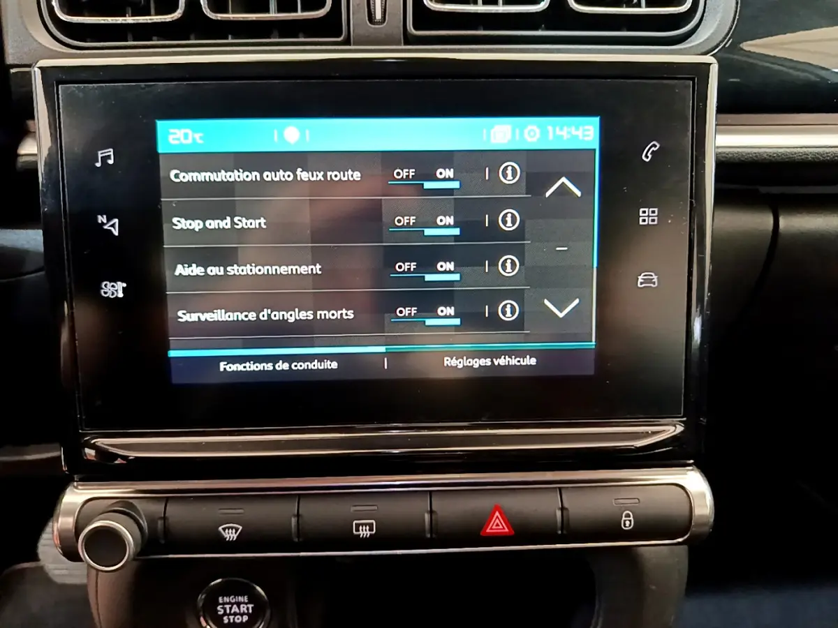 Écran tactile central affichant les réglages d’aide à la conduite dans une Citroën C3 gris clair de 2019.