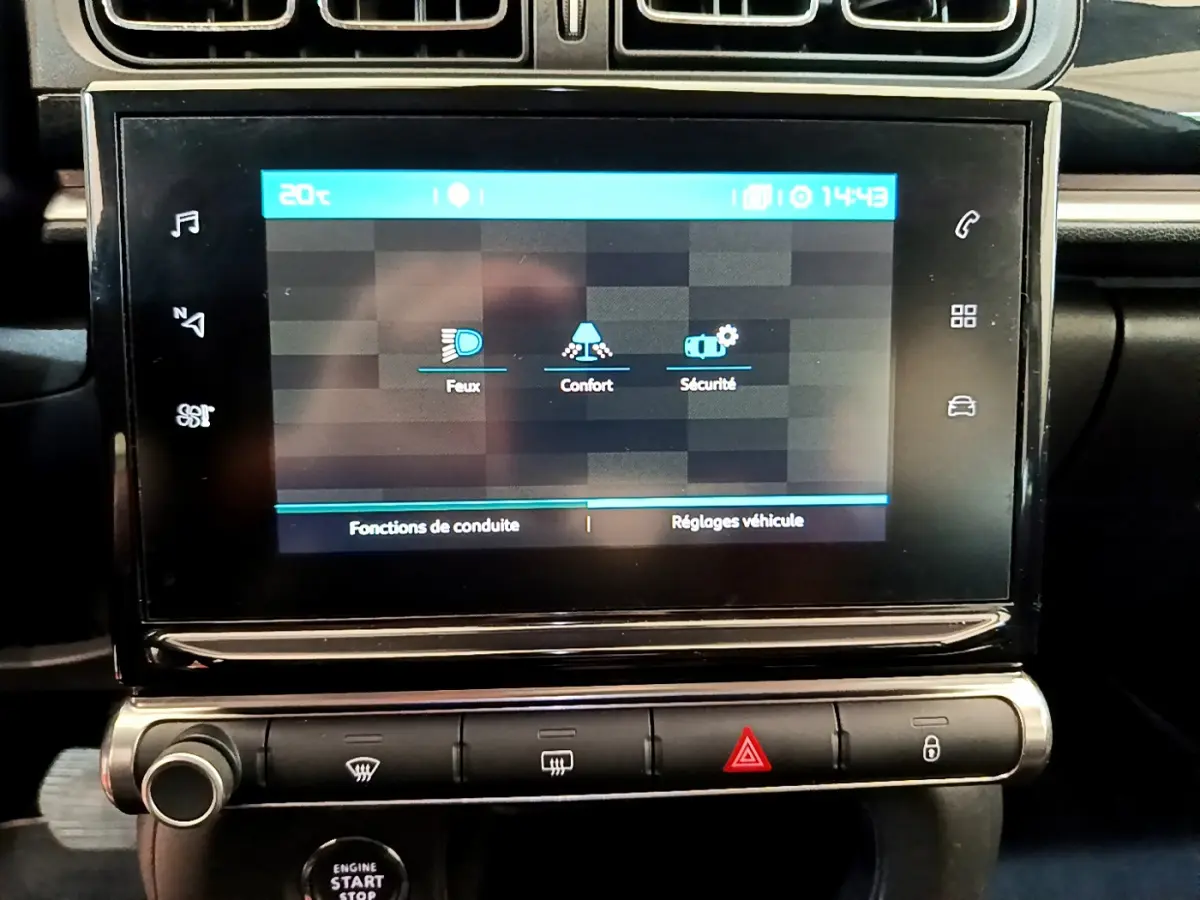 Écran tactile central de la Citroën C3 gris clair 2019 affichant les réglages Feux, Confort et Sécurité.